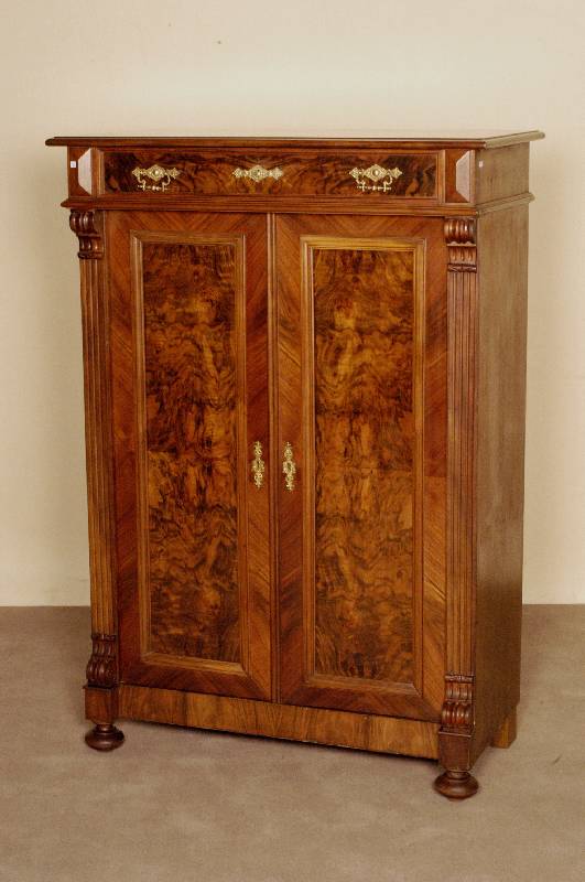 Vertiko, deutsch, um 1880, GrÜnderzeit, Korpus Weichholz, Nußbaumfurnier, Inlets mit schÖnem Wurzelnußfurnier, Lisenen gerillt, in Veluten ...