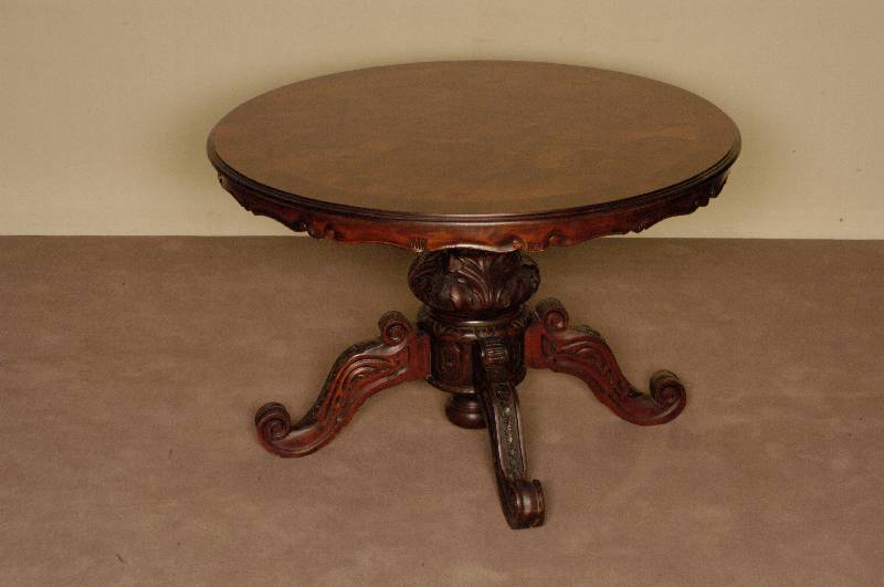 Runder Tisch, Italien, um 1960, Korpus Weichholz, Platte Nußbaum massiv, balusterfÖrmiger Fuß, dieser wohl Mahagoni gebeizt, 4-fach ausladend, ...