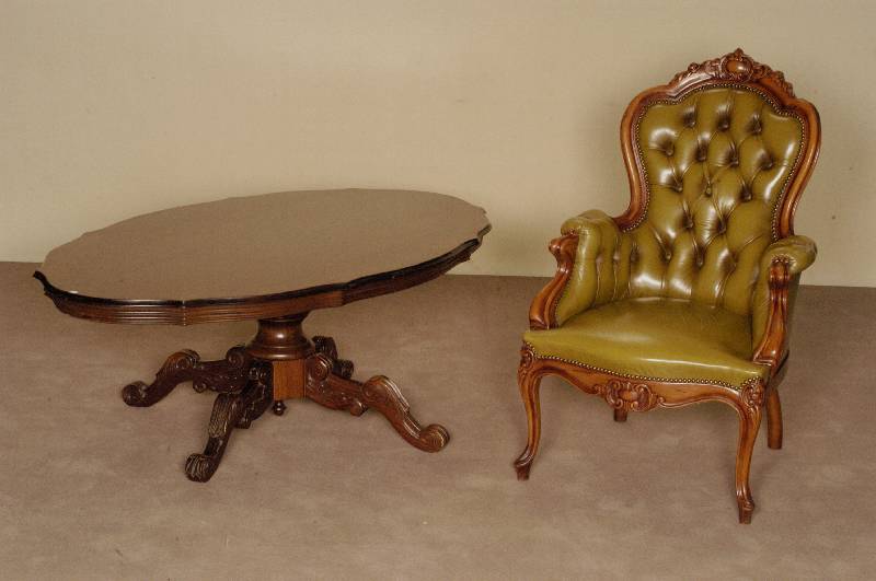 Ovaler Couchtisch, Italien, um 1960, Korpus Weichholz, Nußbaum massiv, balusterfÖrmiger Fuß, 4-fach ausladend, Platte Wurzelnußfurnier, ...