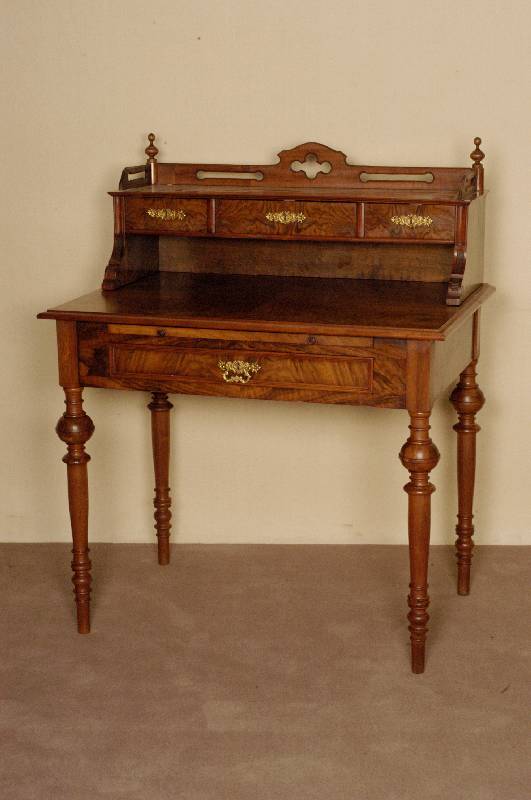 Damenschreibtisch, deutsch, um 1880, GrÜnderzeit, Korpus Weichholz, Nußbaum- bzw. Wurzelnußfurnier, gedrechselte Beine, Schubladen mit original ...