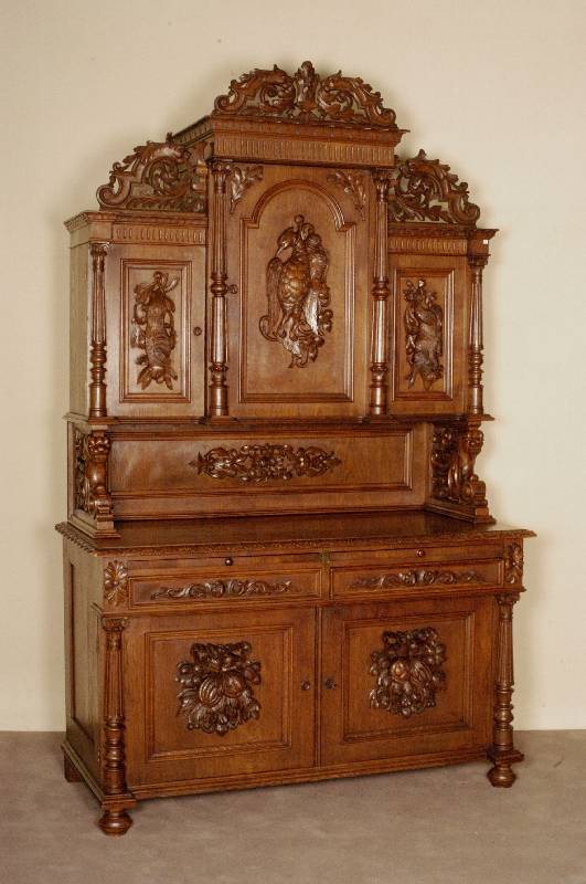 Aufsatzbuffet, deutsch, um 1880, Korpus Weichholz, Eiche massiv, Eichefurnier, auf KugelfÜßen, Lisenen mit gedrechselten VollsÄulen kanneliert, ...