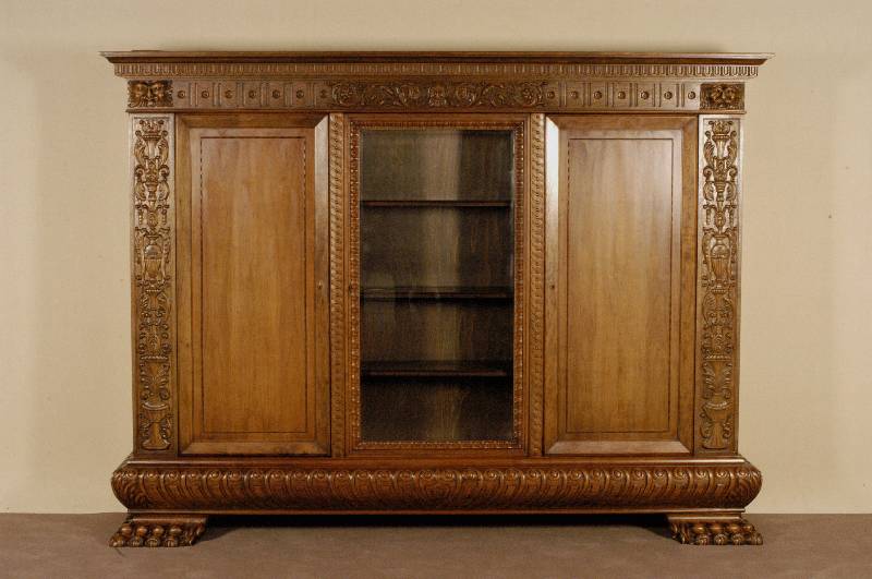 BÜcherschrank, deutsch, um 1910, Neo-Renaissancestil, Korpus Weichholz, Nußbaum massiv, Nußbaumfurnier, TatzenfÜße, Lisenen mit Schnitzereien, ...