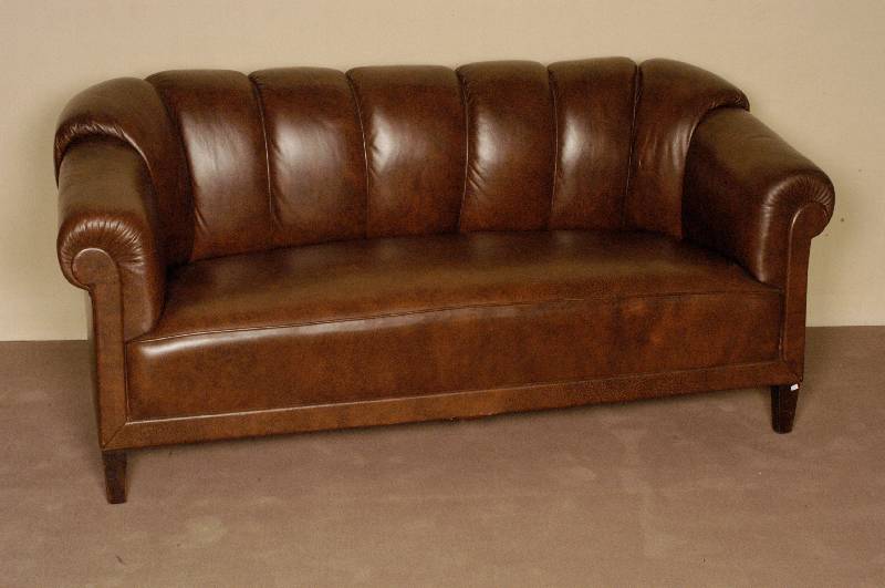 Ledersofa, deutsch, um 1930/40, eckige FÜße, wellenfÖrmig gepolstert, Gebrauchsspuren, gut erhalten, ca. 86x185x80 cm, Sh. 47 cm, St. 52 cm