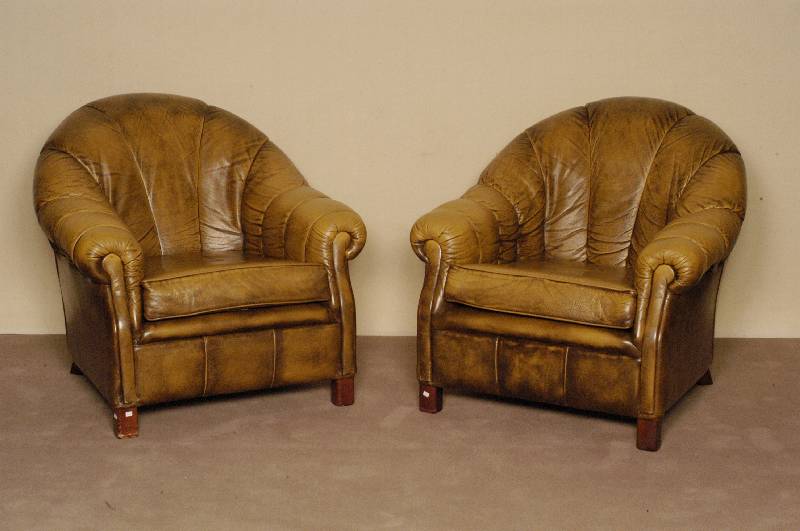 Ledersessel, England, Sheratonstil, Gestell Rotholz massiv, RÜckenlehne geheftet, Gebrauchsspuren, ca. 90x86x90 cm, Sh. 46 cm, St. 52 cm
