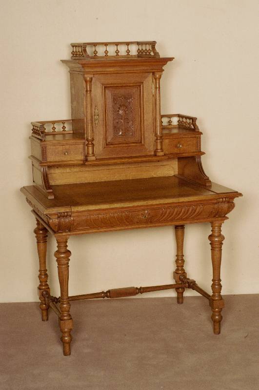 Aufsatzschreibtisch, deutsch, um 1870, GrÜnderzeit, Korpus Weichholz, Eiche massiv bzw. Eichefurnier, gedrechselte Beine, Tabernakelaufsatz mit ...