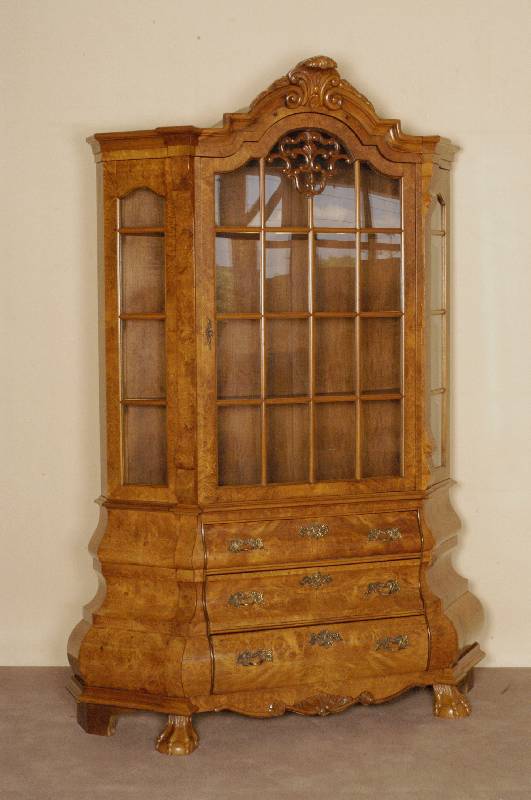 Barockstilvitrine, Holland, um 1960, Korpus Weichholz/Hartholz, Wurzelnußfurnier, z.T. gespiegelt, schÖnes Furnierbild, Kanten abgeflacht, ...