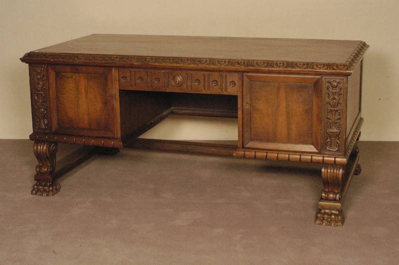 Schreibtisch, deutsch, um 1910, Neo-Renaissancestil, Nußbaum massiv, Nußbaumfurnier, Korpus z.T. Weichholz, TatzenfÜße aus dem Vollholz ...