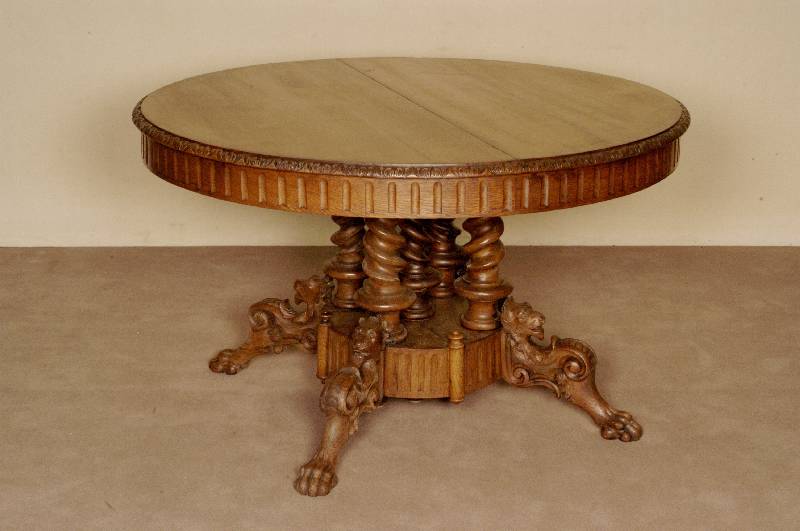 Kulissenausziehtisch, deutsch, um 1870, Eiche massiv, Eichefurnier, gedrechselter SÄulenfuß mit LÖwenkÖpfen aus dem Vollholz geschnitzt, Zarge ...