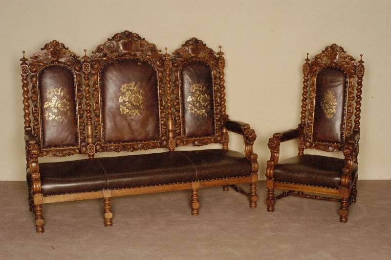 Sofa und 2 Armlehnsessel, deutsch, um 1870, Eiche massiv, reiche Drechselarbeit, geschnitzte BekrÖnung, Armlehnen dekoriert mit LÖwenkÖpfen, aus ...