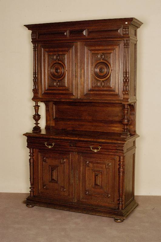 Aufsatzbuffet, Frankreich, um 1880, Eiche massiv, 4-fach getreppte Fußleiste, vorgesetzte VollsÄulen, TÜren kassetiert, geschuppte Schublade, ...