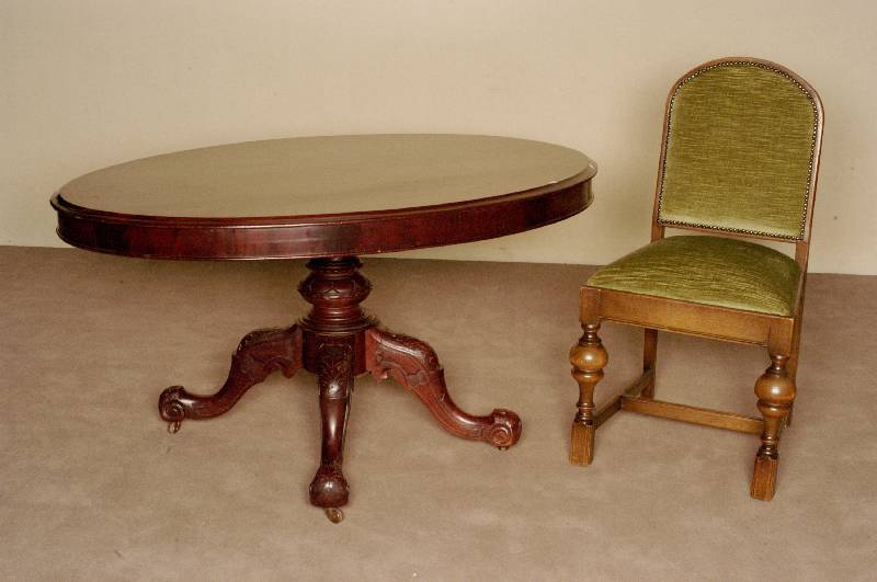 4 StÜhle, Holland, um 1920, Eiche massiv, Beine gedrechselt und verstrebt, elegant gebogene RÜckenlehne, Polsterung und Bezug wohl aus den 80er ...
