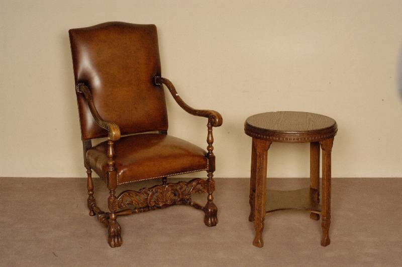 Beistelltisch, deutsch, um 1910, Eiche massiv, Beine mit sparsamen Flachschnitzereien, restauriert und lackiert, wohnfertig, Gebrauchsspuren, H. ...