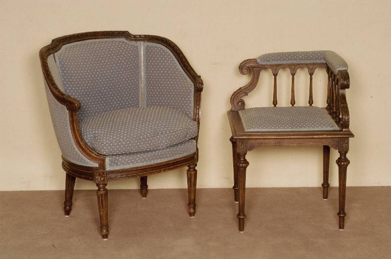 Eckstuhl, deutsch, um 1870, Buche massiv, nußbaumfarben gebeizt, gedrechselte Beine, kanneliert, RÜckenlehne mit Balustrade, Polsterung wohl ...