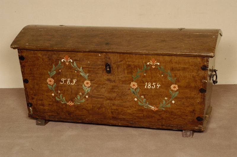 Truhe, deutsch, datiert 1854, Weichholz massiv, BlÜtenbemalung und Monogramm, Truhe leicht konisch, halbrunder Deckel, Gebrauchsspuren, ohne ...