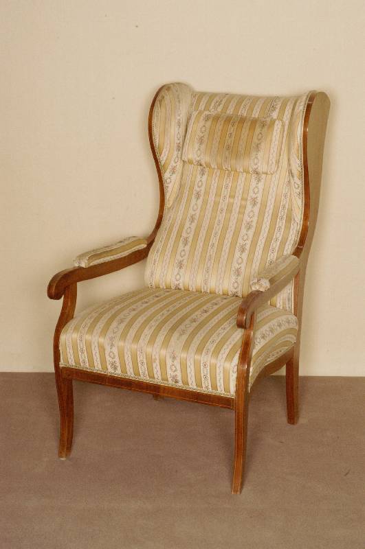 Ohrenbackensessel, deutsch, um 1900/05, Korpus Weichholz/Buche massiv, Nußbaumfurnier, mit Fadenintarsien, doppellÄufig, Polster aus der Zeit, ...