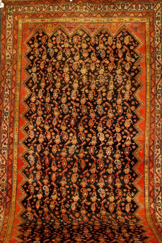 Malayer, Persien, um 1900, Wolle auf Baumwolle, ca. 500 x 210 cm, Schätzwert: 2800.- EURO, EHZ: 4. Antiker Malayer in einem sehr ...