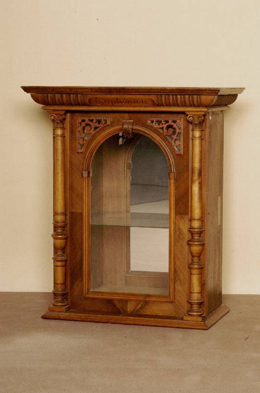 kleine Sammlervitrine, deutsch, um 1870/80, Renaissancestil mit Barockstileinfluß, Korpus Weichholz, Nußbaumfurnier, gespiegelt verlegt, ...