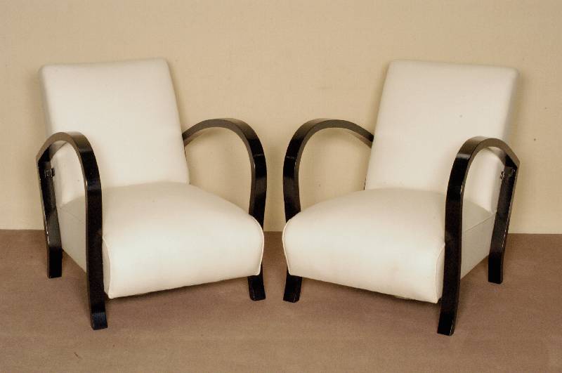 Paar ArtDeco-Armlehnsessel, Frankreich, um 1930, neu bezogen, Armlehnen lackiert, angenehmer Holzton, ca. 80x65x86 cm, Sh. 42 cm, St. 55 cm