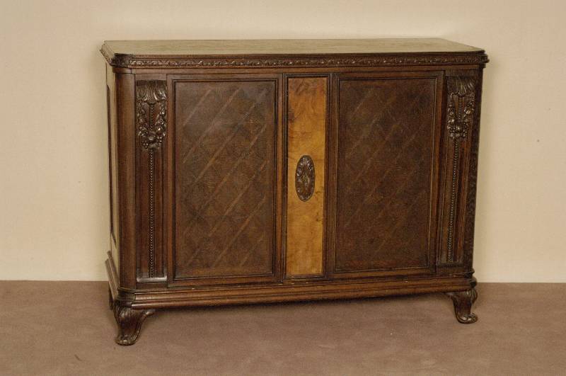 Kleine Anrichte, deutsch, um 1920/30, Eiche massiv, Eichefurnier, zweitÜrig mit massiver floraler Schnitzerei, Inlets mit Rautenfurnier , FÜße ...