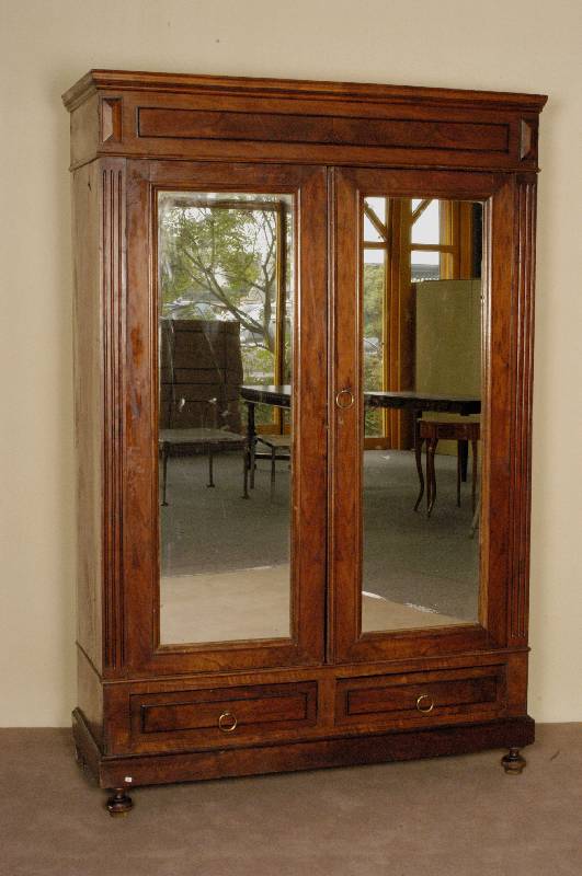 Kleiderschrank, deutsch, um 1900, Nußbaum Weichholz massiv, Wurzelnußfurnier, zweitÜrig mit einfachem Spiegelglas, Kopfteil mit aufgesetztem ...