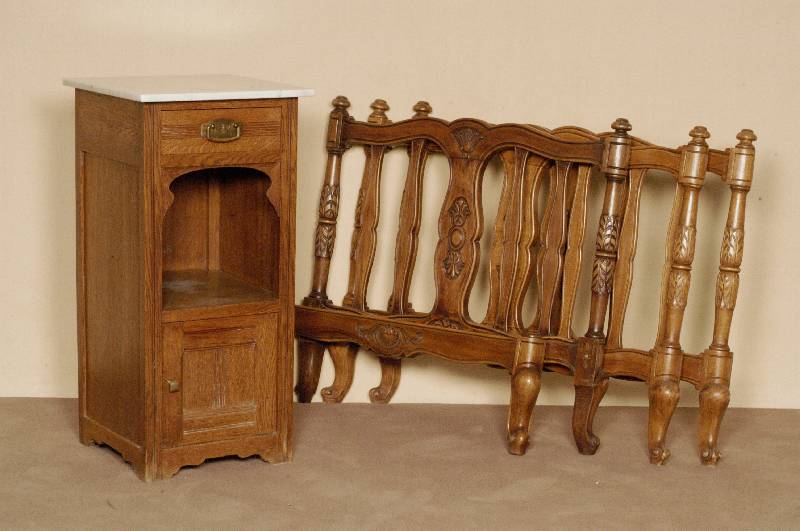 Zwei Betten, deutsch, 60er/70er Jahre, Buche, mittelbraun gebeizt, Schnitzerei im Stile von Worpswede, Gesamtaufbau geschwungen und verstrebt, ca. ...