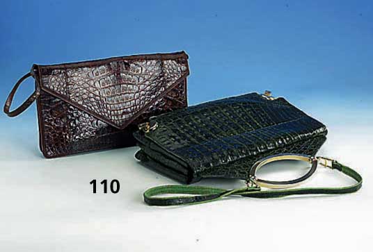 Konvolut 2 Krokotaschen: sÜdamerik. Farmalligator, Bauch, 1 x grÜn eingefÄrbt, 1 x braun, z.T. stÄrkere Trage- sp., ca. 33 x 18.5 cm, bzw. 35 ...
