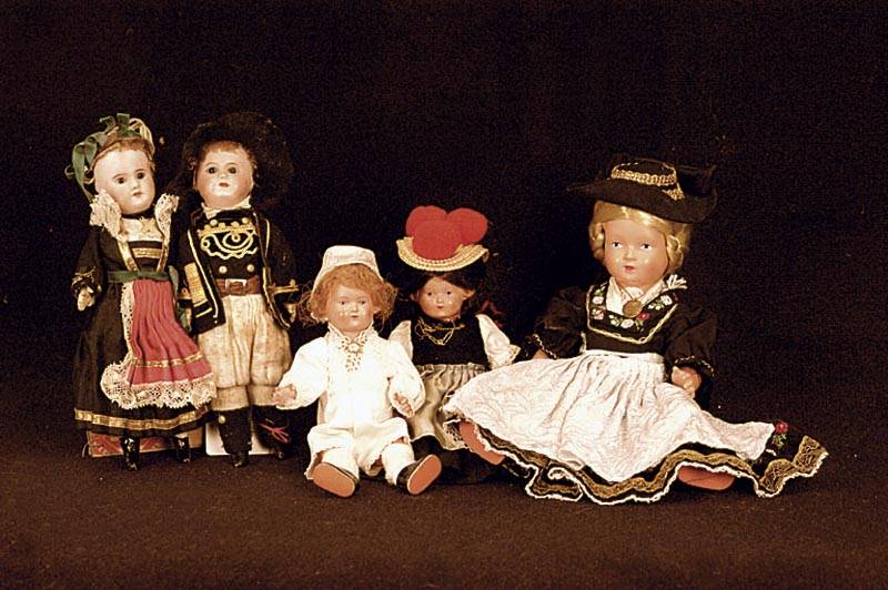 PuppenpÄrchen, Frankreich, um 1890, Kopf Bisquitporzellan, Glieder Masse, beide braune Glasaugen, geschlossener Mund, PerÜcken besch. , beide in ...