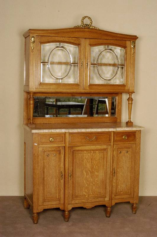 SÄulenbuffetschrank, Frankreich, um 1900, Eiche massiv, hell gebeizt, Unterteil 3-tÜrig, MitteltÜr leicht hervorspringend, Messingapplikationen ...
