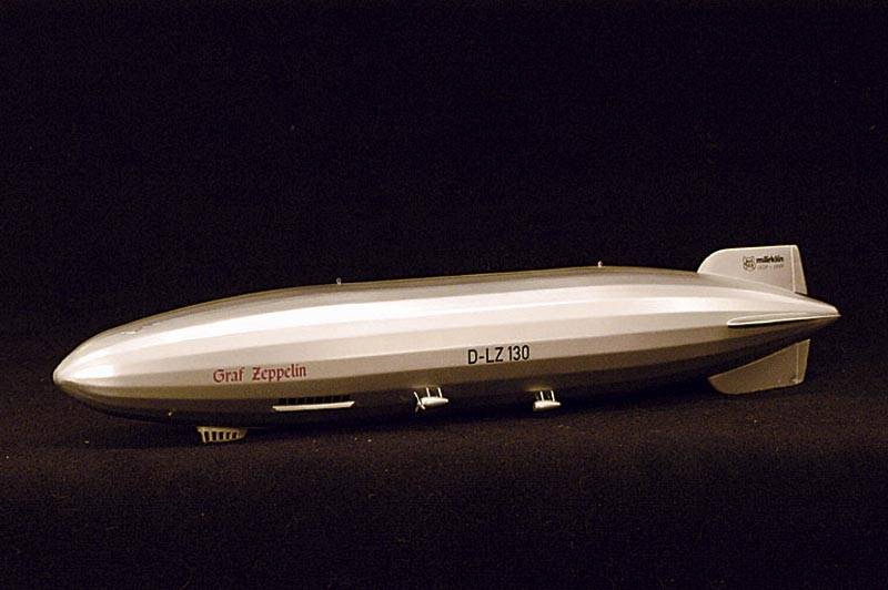 MÄrklin, Luftschiff Graf Zeppelin, 1999, lim. Auflage, L. 60cm, ausgebesserter Schaden an der Kabine bzw. l. besch. durch Sturz, im orig. Karton, ...