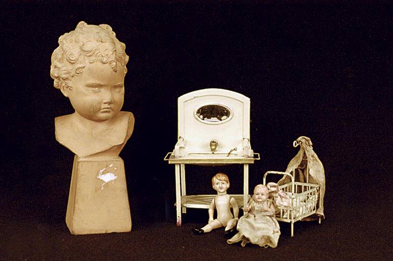 Konvolut PuppenstubenzubehÖr, deutsch, um 1900 , Blech, beige gefasst, Waschbecken, mit Spiegel, dieser besch., eine Ablagebene, H. ca . 16 cm, ...