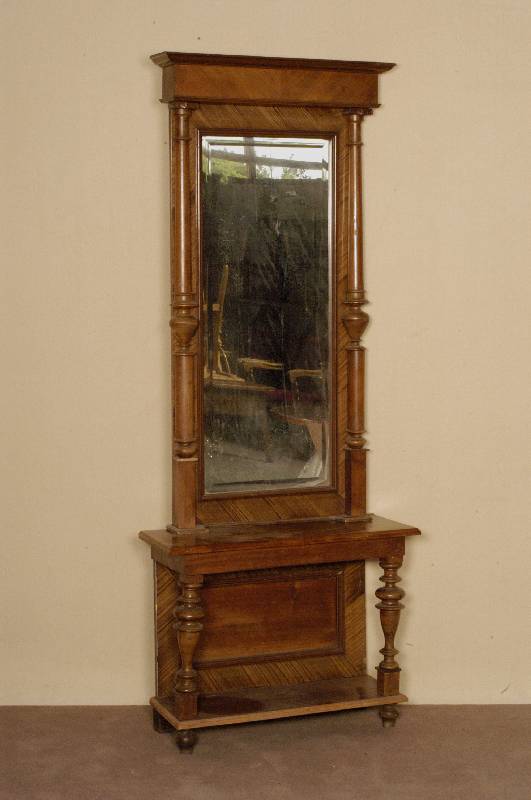 Spiegelkonsole, deutsch, um 1890, Korpus Weichholz, Wurzelnußfurnier, z.T. gespiegelt, SÄulenteile gedrechselt, in sich reich differiert, ...