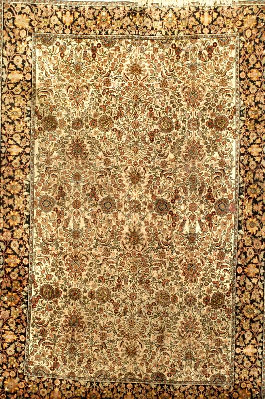 Kashmir Seide, Indien, ca. 20 Jahre, Seide auf Baumwolle, ca. 267 x 178 cm, Schätzwert: 1900.- EURO, EHZ: 3. Glanzreicher Seidenschimm er.