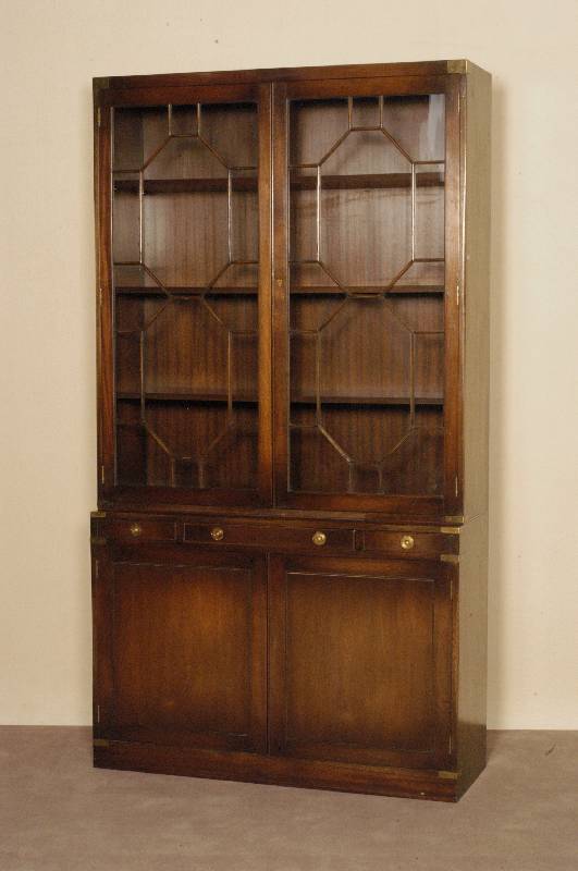 BÜcherschrank, England, 60er Jahre, Nußbaum, z.T. massive Verarbeitung, Sheratonstil, Oberteil versprosst, stiltypisch, schwere AusfÜhrung, ...