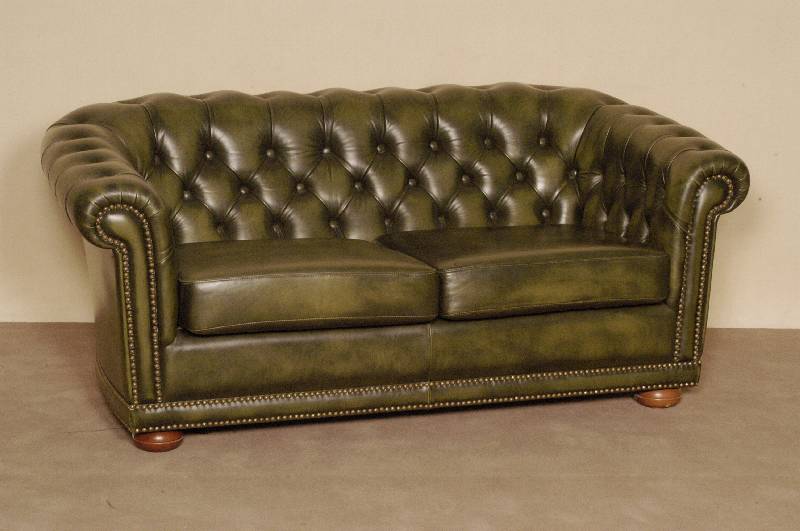 2-sitzer Sofa, England, 60er Jahre, lose Kissen, RÜcken und Seiten genoppt und geheftet, aufwendiger grÜner Lederbezug, Nagelverzierung, sehr ...