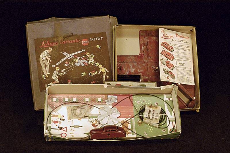 Konvolut Schuco-Varianto, 50er Jahre, 2 x Patent Nr. 3051, 1 x Schuco Varianto Extra Nr. 3010, mit 2 Autos, Varianto-Limo 3041 und Nr. 3049, min. ...