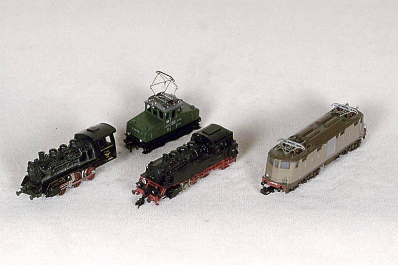 3 Fleischmann-Lokomotiven, 60er Jahre, 2 Dampfloks 1 x Nr. 4063, eine E-Lok Nr. 1302G, 2 im orig. Karton, Spur HO, Funktion nicht geprÜft, guter ...