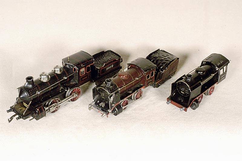 Alte Dampflok mit Tender, MÄrklin, 30er/40er Jahre, Spur OO, Blech, rot-schwarz gefasst, R 890, altersbed. bespielt, mit Lackabplatzungen, dazu ...