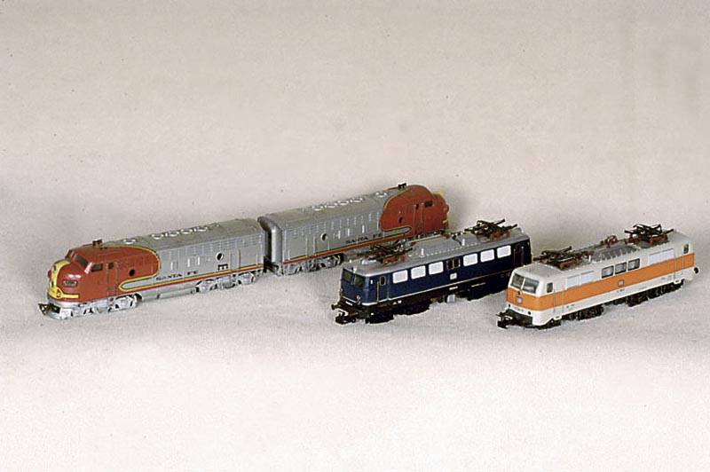Amerikanische Diesellokomotive, MÄrklin, 60er Jahre, Spur HO, Aufschrift "Santa Fe", Nr. 3060 (Lok) und 4060 (ErgÄnzung, diese ohne ...
