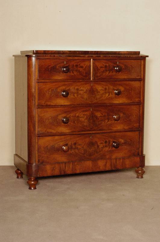 Herrenkommode, England, um 1840, SpÄtbiedermeier, Korpus Weichholz, Mahagonifurnier, z.T. gespiegelt, Schubladen Eiche massiv, auf KugelfÜßen, ...