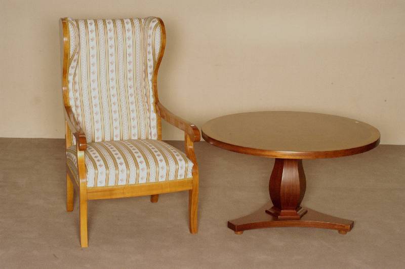 Runder Couchtisch, England, um 1930, Edwardien, 8-eckiger balusterfÖrmiger Fuß, mit Plateau, neu lackiert, wohnfertig, H. 56 cm, D. 100 cm
