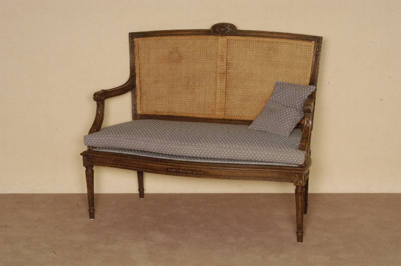 Sofa, deutsch, um 1880, Louis XV Stil, Buche massiv, nußbaumfarben gebeizt, gedrechselte Beine, kanneliert, leicht gebogen, RÜckenlehne mit ...