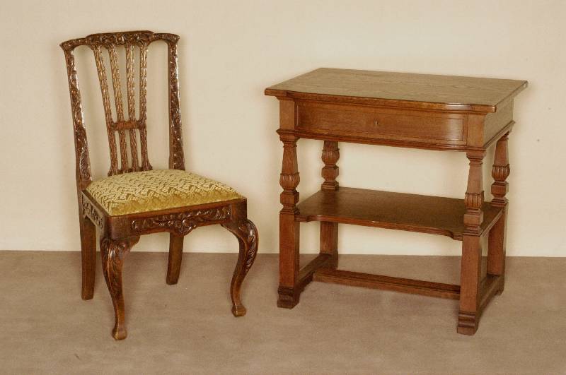 4 StÜhle, England, um 1910, Eiche massiv, Chippendalestil, RÜckenlehne mit Flachschnitzereien, Blattmotiv, guter Zustand, Mohairbezug wohl in den ...