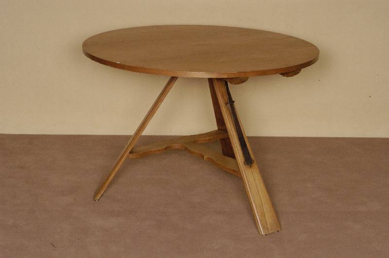 Klapptisch, deutsch, um 1920, wohl Friesland , 3 Beine, verstrebt, Eiche massiv, Platte Eichefurnier, aufklappbar, Gebrauchsspuren, H. ca. 77 cm, D. ...
