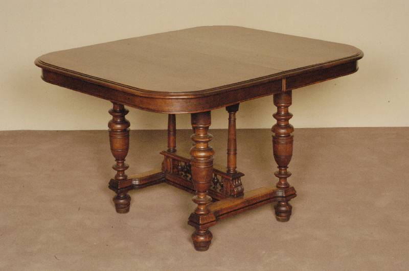 Ausziehtisch, Frankreich, um 1870, Henry Deux, Nußbaum massiv, Nußbaumfurnier, mit reichen Drechselarbeiten, Untergestell auf KugelfÜßen, ...