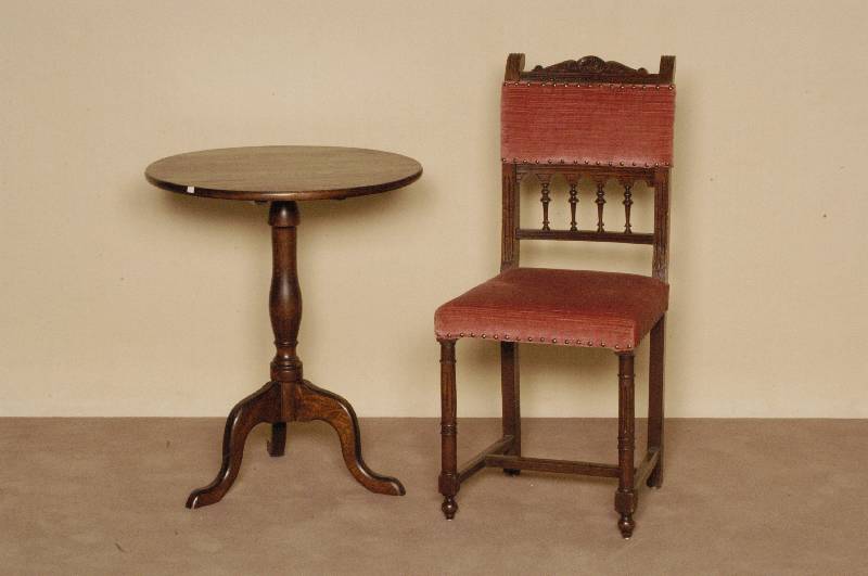 Beistelltisch, im englischen Stil von 1910, Eiche massiv, SÄule sparsam gedrechselt, wohnfertig, H. ca. 72 cm, D. 60 cm