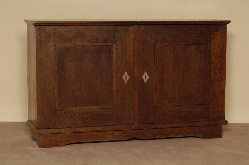 Kleine Anrichte, deutsch, um 1900, Eiche massiv, 2-tÜrig, Inlets aus dem Vollholz gefertigt, praktisches MÖbel, ca. 70x115x31 cm