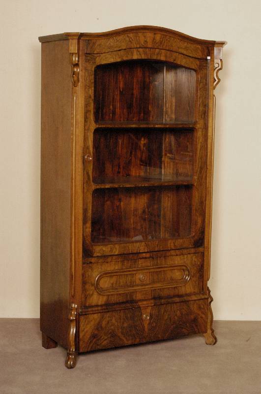 Glasschrank, deutsch, um 1860, Korpus Weichholz, Nußbaum- bzw. Wurzelnußfurnier, abgeschrÄgte Ecken mit aufgesetzten halbrunden Leisten, in ...