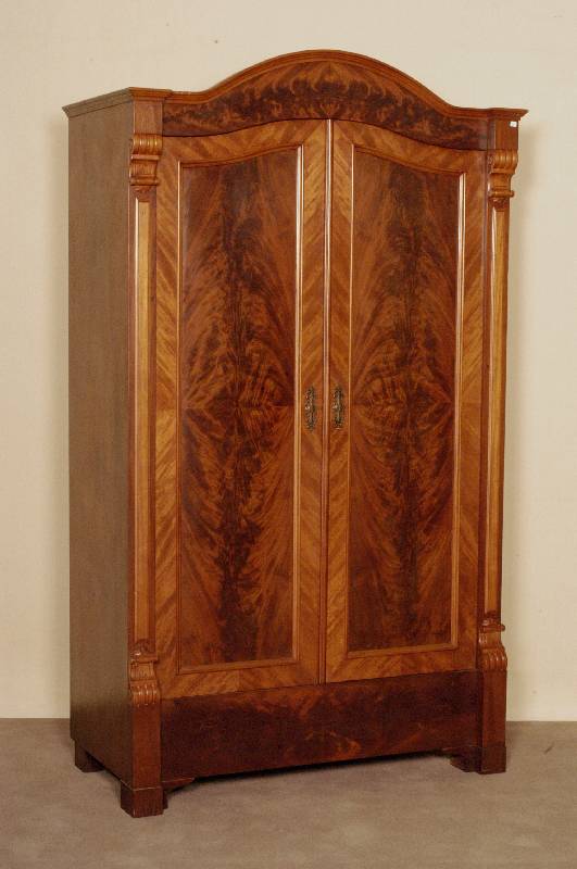Schrank, deutsch, um 1870, Korpus Weichholz, Pyramidenmahagonifurnier, auf Rahmen gearbeitt, geschwungener Kopf, mit mehrfach geschwungener ...