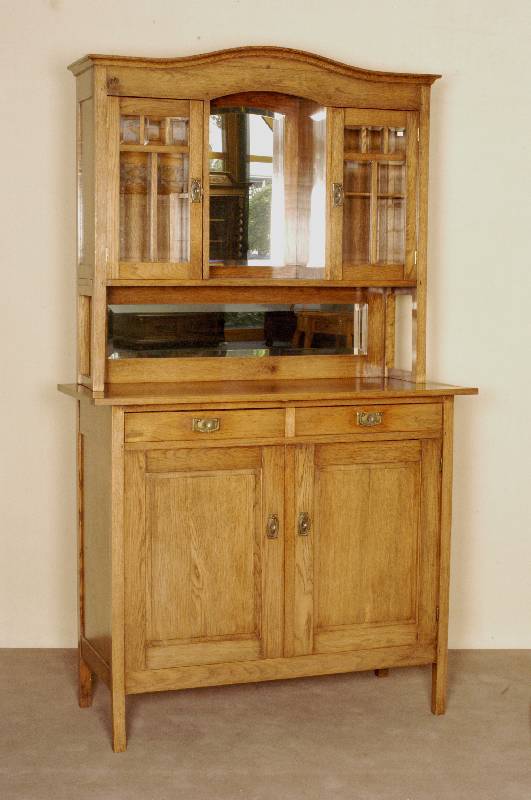 Aufsatzbuffet, deutsch, um 1900/05, Eiche massiv, Eichefurnier, auf Rahmen gearbeitet, starker Einfluß von Darmstadt, Oberteil verspiegelt und ...