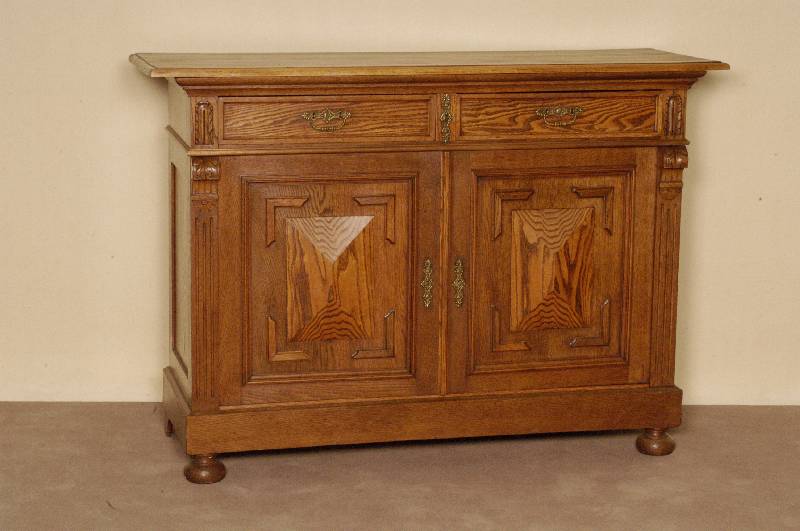 Anrichte, deutsch, um 1880, GrÜnderzeit, Eiche massiv, TÜrfÜllungen mit aufgesetzten prismenfÖrmigen Zierleisten, SchlÖsser und BeschlÄge ...